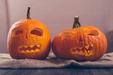 Cadılar Bayramı için oyulmuş kabak 