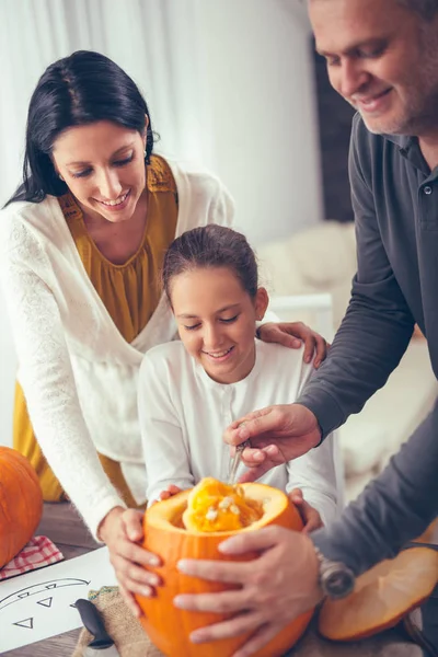 Aile Cadılar Bayramı kutluyor. Onlar masada oturuyorlar 