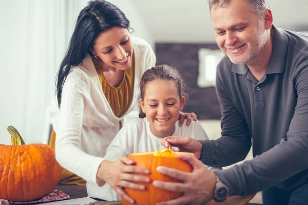 Aile Cadılar Bayramı kutluyor. Onlar masada oturuyorlar 