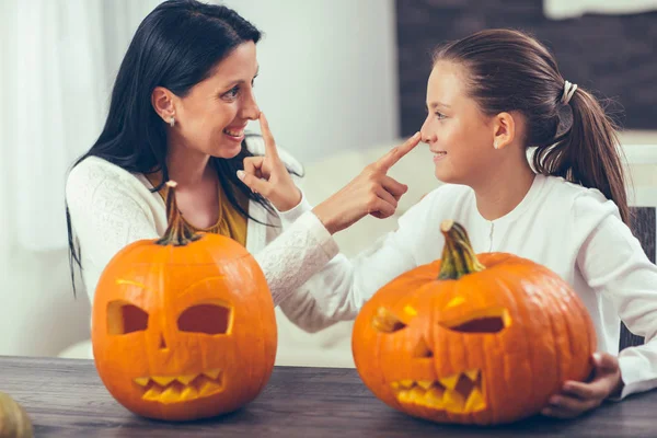 Anne ile kızı oluşturma büyük portakal Cadılar Bayramı için kabak bir