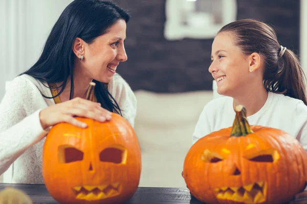 Anne ile kızı oluşturma büyük portakal Cadılar Bayramı için kabak bir
