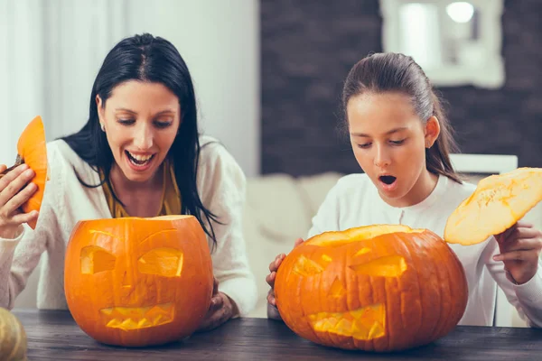 Anne ile kızı oluşturma büyük portakal Cadılar Bayramı için kabak bir