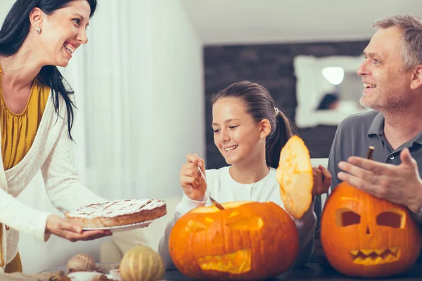 Rodziny świętują Halloween. Siedzą przy stole — Zdjęcie stockowe