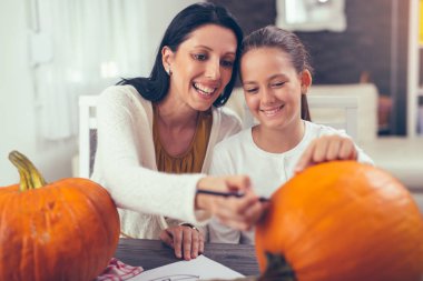 Anne ile kızı oluşturma büyük portakal Cadılar Bayramı için kabak bir