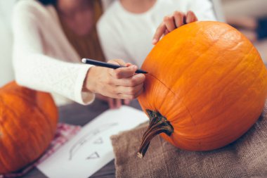 Anne ile kızı için Halloween balkabağı ile 
