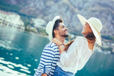 Genç çift liman tarafından