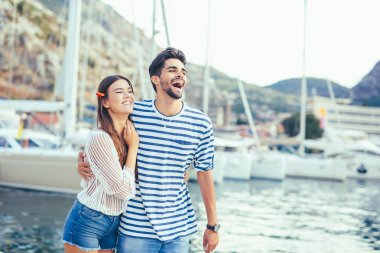 Genç çift liman tarafından