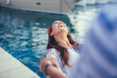 Genç çift liman tarafından