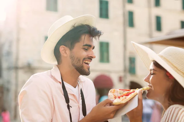 Пара туристов едят пиццу — стоковое фото