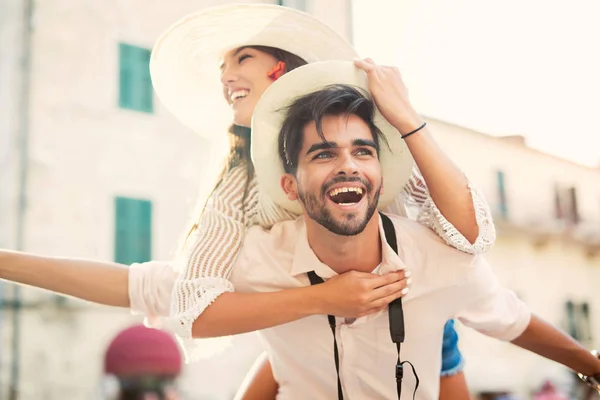 Uomo che dà un giro a cavalluccio alla fidanzata — Foto Stock