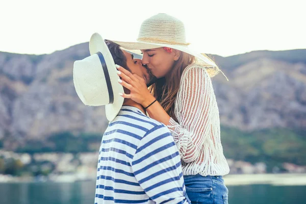 Jovem casal alegre perto do porto — Fotografia de Stock