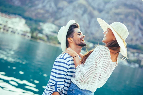 Genç çift liman tarafından