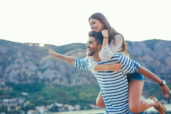 Joven pareja alegre por el puerto — Foto de Stock