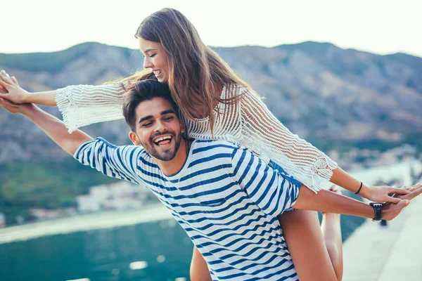 Jovem casal alegre perto do porto — Fotografia de Stock