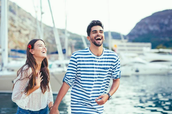 Jovem casal alegre perto do porto — Fotografia de Stock