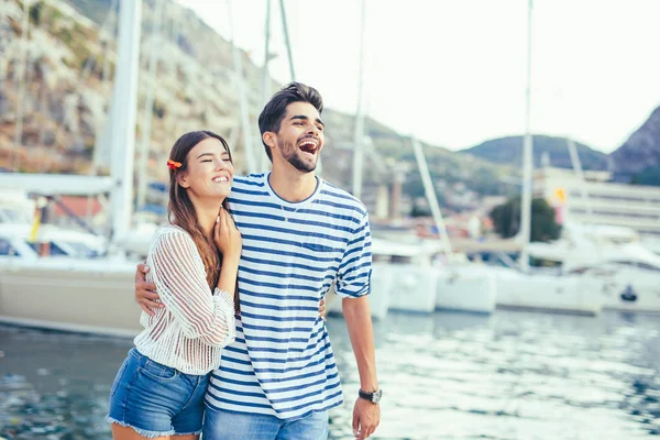 Junges fröhliches Paar am Hafen — Stockfoto