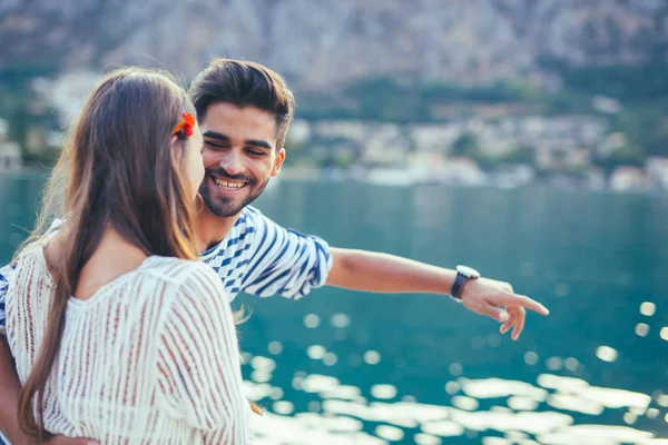 Jovem casal alegre perto do porto — Fotografia de Stock