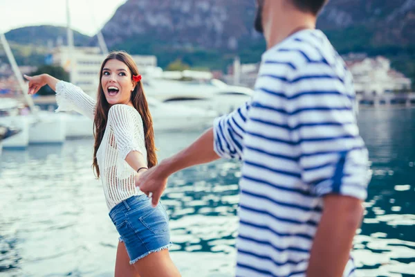 Jovem casal alegre perto do porto — Fotografia de Stock