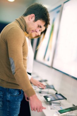İki kişi dijital tablet içinde belgili tanımlık stok seçimi