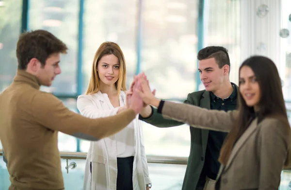 Feliz equipo de negocios exitoso dando un alto gesto de cincos como th — Foto de Stock