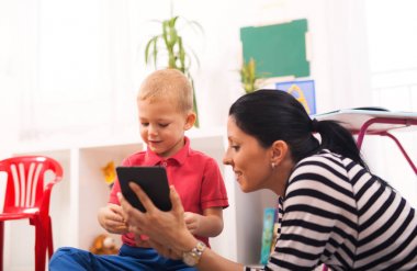 Genç anne ve oğlu çocuk odası oynamak. Komik anne ve güzel