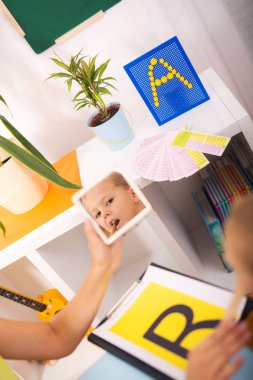 Konuşma terapisti R harfi söylemek çocuklar öğretir