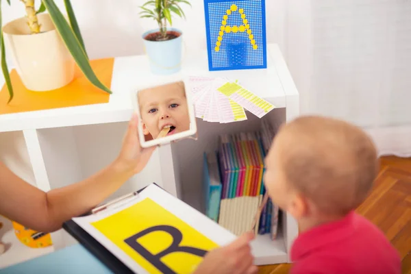 Terapeutul îi învață pe băieți să spună litera R — Fotografie, imagine de stoc
