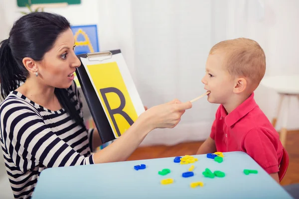 Konuşma terapisti R harfi söylemek çocuklar öğretir — Stok fotoğraf