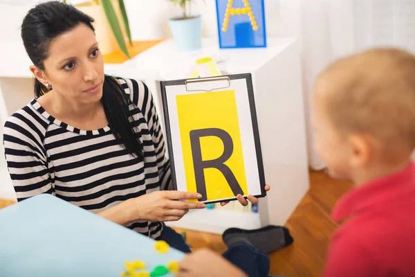 Speech therapist teaches the boys to say the letter R — Stock Photo, Image
