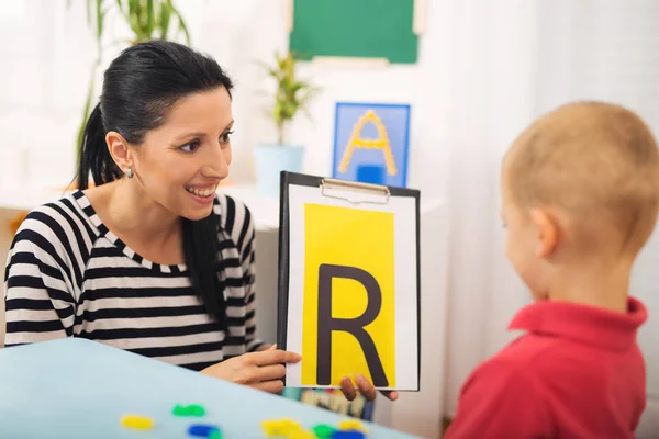 Мовний терапевт вчить хлопчиків говорити букву R — стокове фото