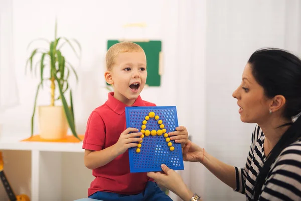 Küçük çocuk konuşma terapisti ile ders sırasında. Öğrenme thr — Stok fotoğraf