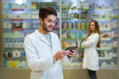 Eczacı eczane, TH dijital tablet holding portresi