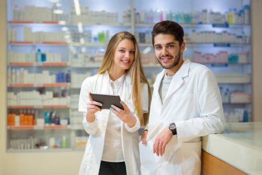 Phar tıpta denetlerken dijital tablet kullanarak Eczacılar