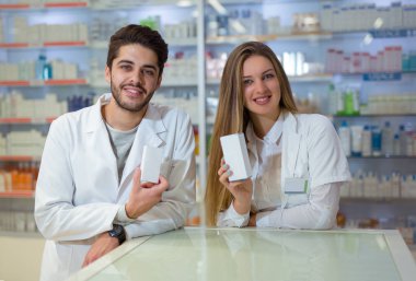 Kadın ve erkek eczacı eczane