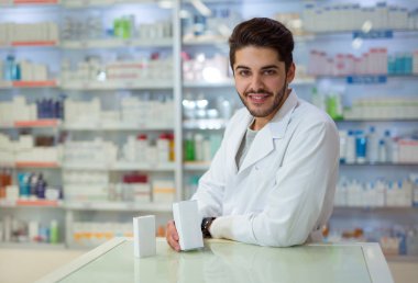 Dost erkek eczacı bir kutu ta tutan ilaç dağıtımı