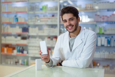 Dost erkek eczacı bir kutu ta tutan ilaç dağıtımı