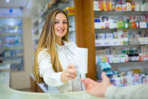 Farmacêutico e cliente em uma farmácia — Fotografia de Stock