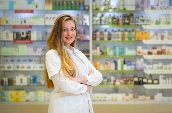 Jovem farmacêutico feliz sobre o fundo da farmácia — Fotografia de Stock