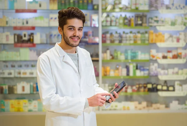 Portret przytrzymanie cyfrowe tabletki w aptece farmaceuta — Zdjęcie stockowe