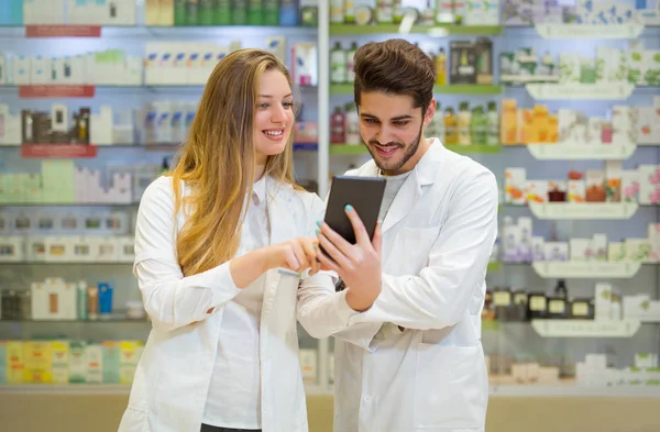 Apotheker nutzen digitales Tablet bei Medikamentenkontrolle in Apotheke — Stockfoto