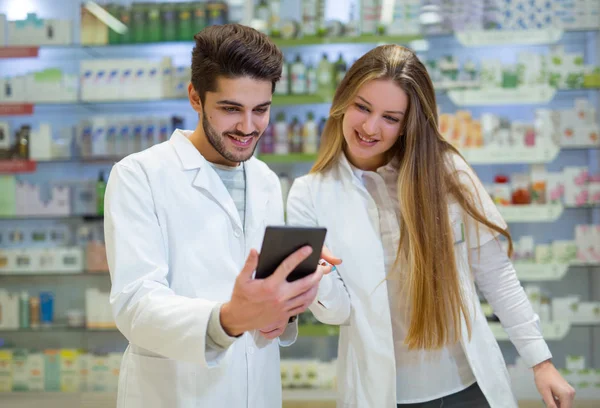 Apotheker nutzen digitales Tablet bei Medikamentenkontrolle in Apotheke — Stockfoto
