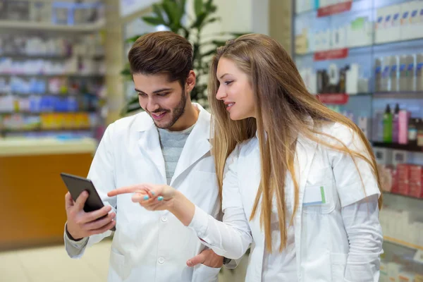 Apotheker nutzen digitales Tablet bei Medikamentenkontrolle in Apotheke — Stockfoto