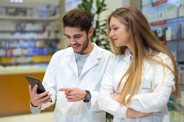 Phar tıpta denetlerken dijital tablet kullanarak Eczacılar