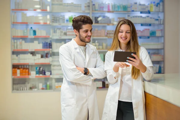 Phar tıpta denetlerken dijital tablet kullanarak Eczacılar