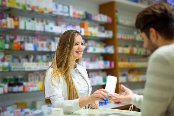 Farmacéutico y Cliente en una Droguería —  Fotos de Stock