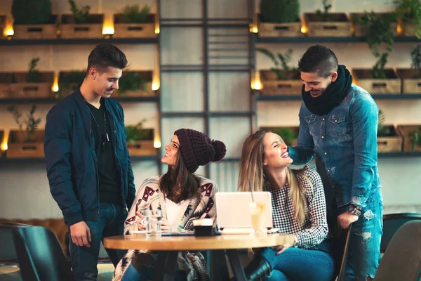 Heureux amis se réunissant dans un café, s'amuser — Photo