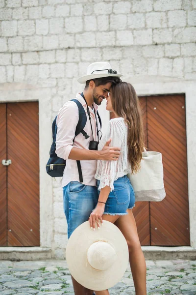 Gelukkig toeristische paar in liefde reizen buiten — Stockfoto