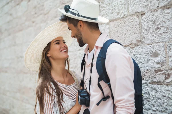 Heureux couple de touristes amoureux voyageant en plein air — Photo