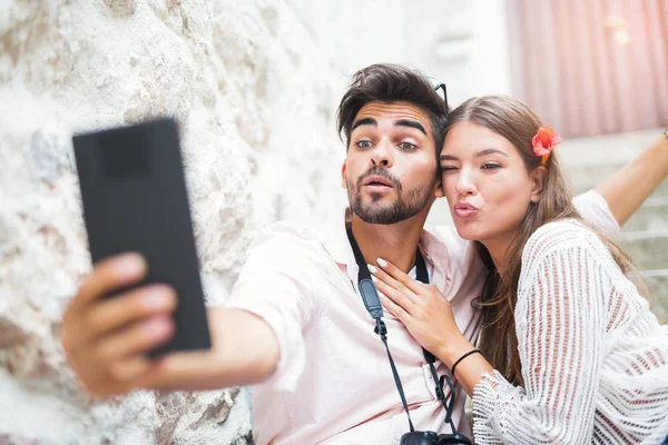 Genç turist çift alarak selfie dijital tablet cihaz ou ile