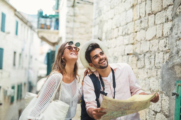 Pareja de turistas disfrutando de visitas turísticas y explorar la ciudad — Foto de Stock